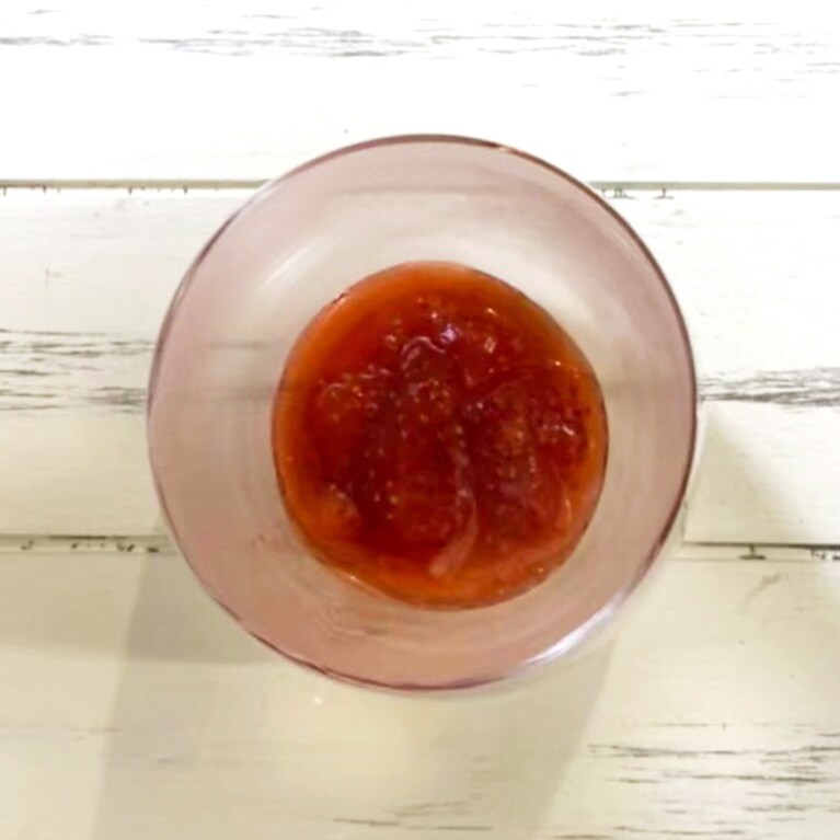 半分くらいの量をグラスに入れる。