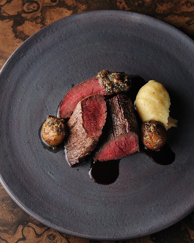 豊頃町（とよころちょう）を拠点に活動する食肉料理人集団「ELEZO」の新たなステージとして誕生したオーベルジュ「ELEZO ESPRIT」。ダイニングで提供される、この土地で命を育んだ蝦夷鹿の旨みに驚嘆。