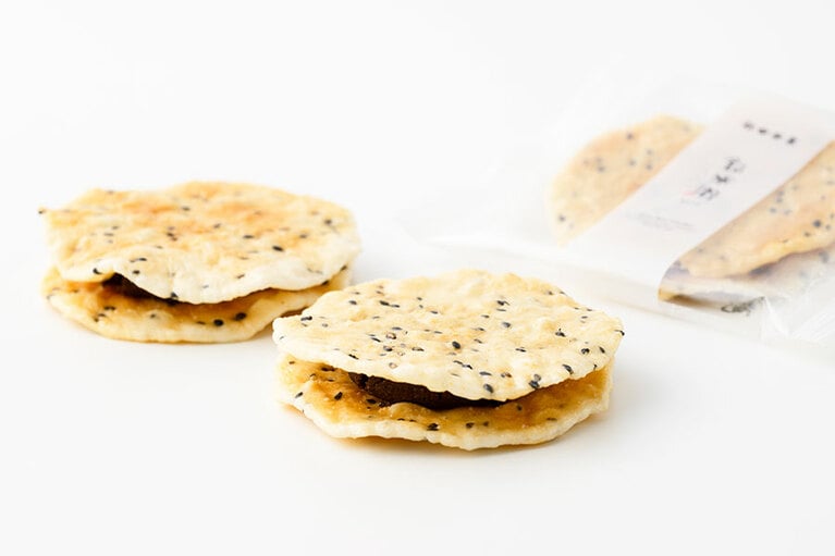 秋田あんごま煎餅 あんべぇ 5枚入り 1,350円／米菓匠鼎庵