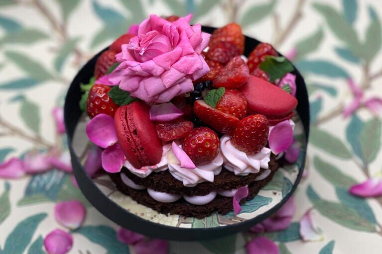 Holy night sensation 直径12cm 6,000円(税込) (Overnight sensation薔薇1輪、トッピングマカロン、ウィリアムモリス「ウィローボウ」wall paper付き)。