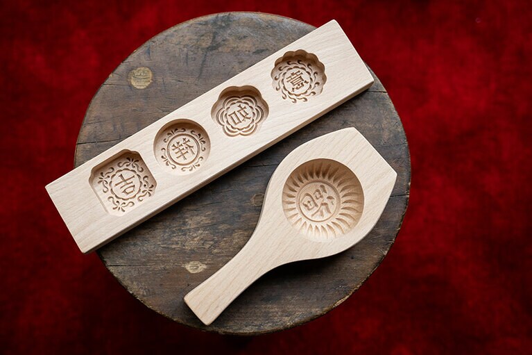 大型店ですが、今も木型を使って1個1個ていねいに手作り。