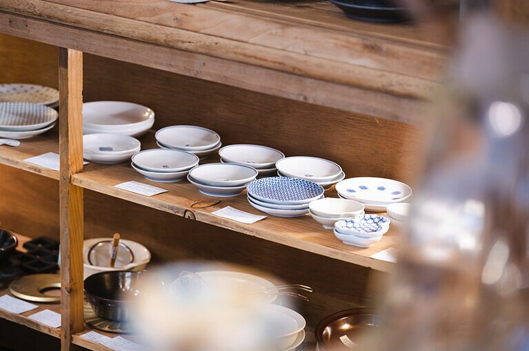 店内にはシンプルで使いやすいうつわが並ぶ。