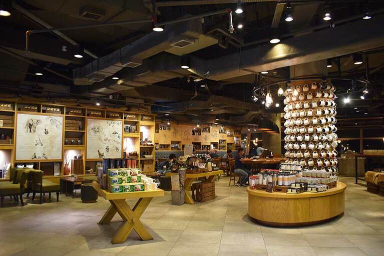 クアラルンプール国際空港(KLIA)ターミナル内のスタバは広々としていて、出発までの時間を快適に過ごせる。