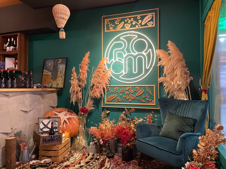 写真館のセットのような、入り口横のフリースペース。