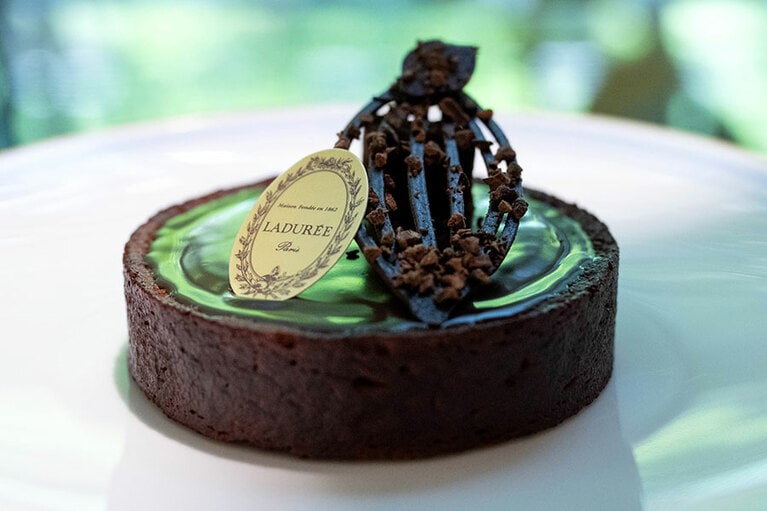 「タルト・オ・ショコラ」。ブティックでは972円。販売期間は、2024年4月27日～6月30日。