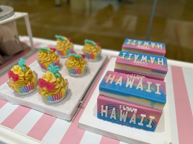 ハワイ限定のソープ「I Love Hawaii」。カップケーキともに18ドル。