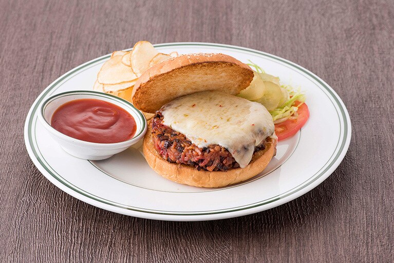 ベジバーガー 1,200円。欧米人にとっては“野菜”にカテゴライズされるお米をパテにしたライスバーガー。白米と玄米、黒豆をバランスよくブレンドし、栄養価も高いパテにとろりペッパージャックチーズをトッピング。ウルフギャング・ステーキハウスのセンスが光るベジタリアンバーガー。