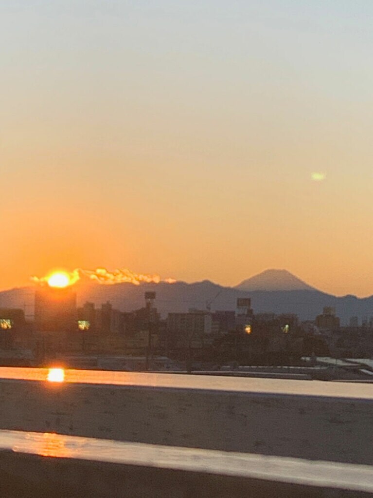 都内の地元の駅より。これまで１回しか見えたことがなく、ありがたさは格別。きっとみなさんの身近にも。心のお守りのようなマイ富士山があるはず。