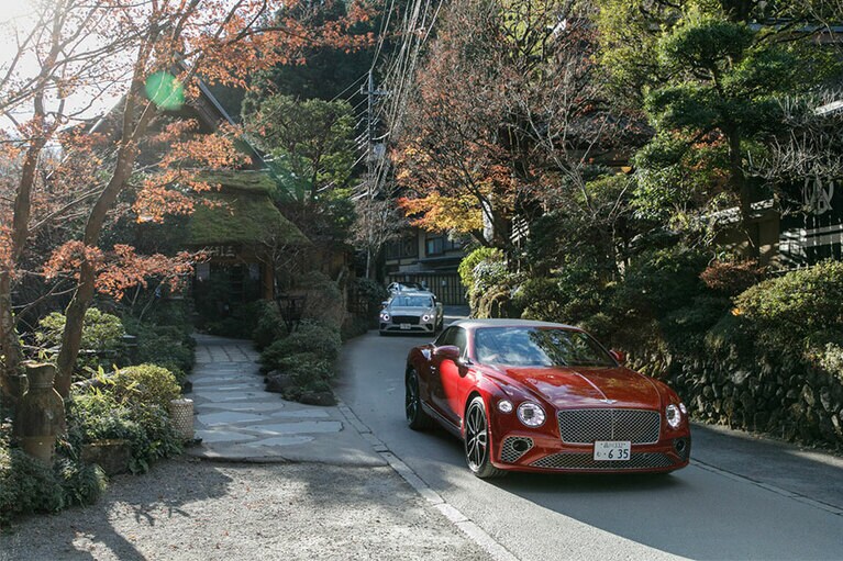 帰路はコンチネンタルGTコンバーチブルに試乗。ツイードの幌が超絶おしゃれ。