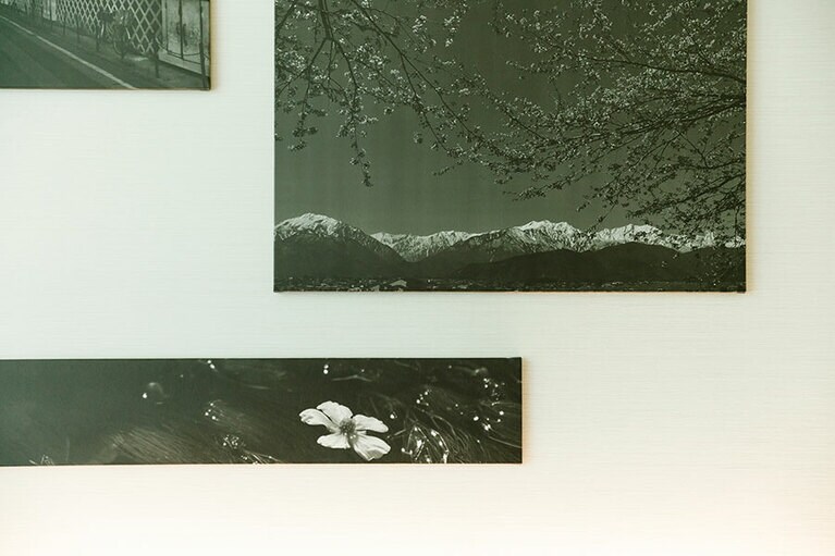 客室内には、北アルプスの自然をモチーフにしたアートが。