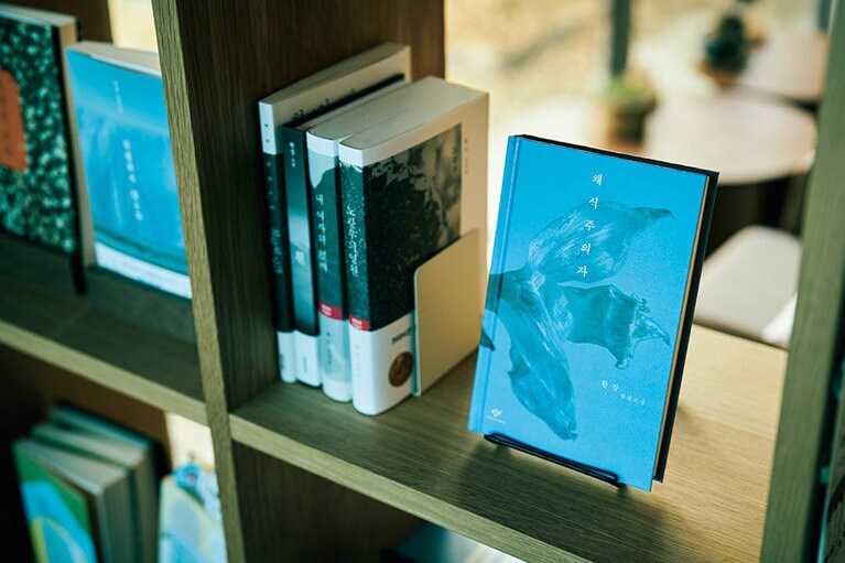 昨年ノーベル文学賞を受けたハン・ガンの著書も並ぶ。手前の青い表紙は『菜食主義者』。