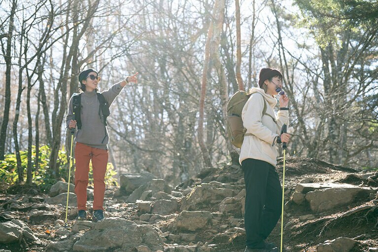 「ほら、あそこに見えるのは乗鞍岳じゃない？」と佐竹さんが指差す方に目を凝らす平野。