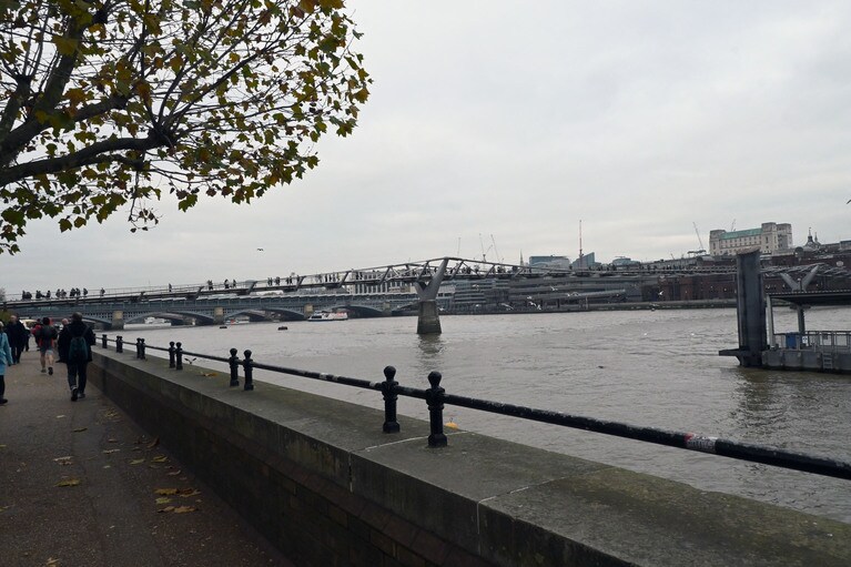 テムズ川沿いを歩きながら、ロンドンの歴史にまつわるガイドも。