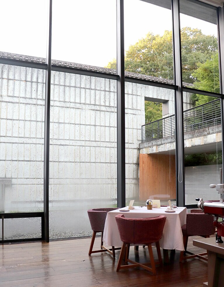 窓の向こうに見えるのは、栃木の大谷石を使った石壁。その独特の質感に、20世紀建築界の巨匠として名高いフランク・ロイド・ライトも魅了されたという。