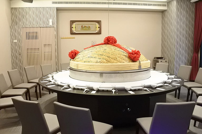 個室に鎮座する巨大せいろ。こちらは12人用個室。