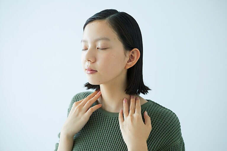 そのまま首の横を通って鎖骨のくぼみまで指先をすべらせる。これを1回やって終了。