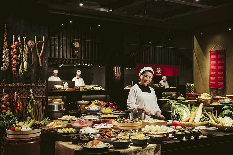 割烹着姿の“かっちゃ(お母さん)”がお迎えするビュッフェレストラン「のれそれ食堂」。