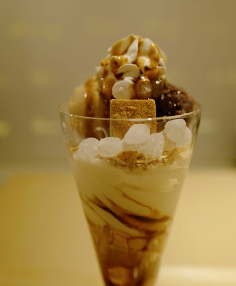 上にトッピングされた粒わらび餅は、「mochi latte-モチラテ」と同じオリジナルで、モチモチっとした弾力が楽しい。