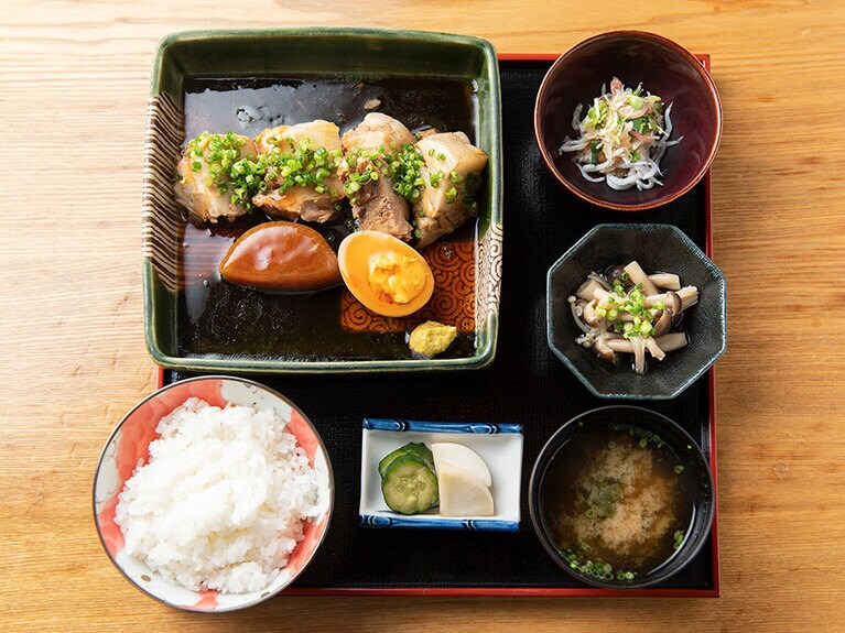 【星火】豚の角煮御膳 1,380円(税込)。圧力鍋で煮込んだ角煮は、箸で切れるやわらかさ。甘じょっぱい角煮にさっぱりした小鉢がよく合う。