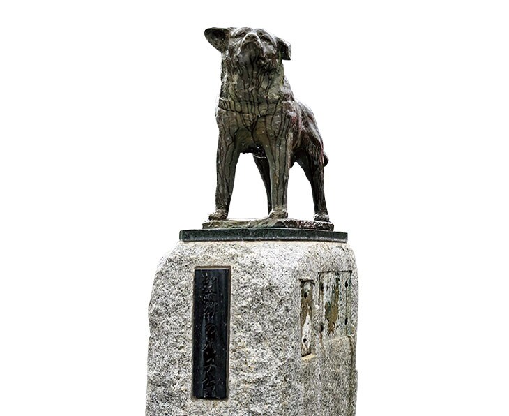 「秋田犬会館」の前にもハチ公の銅像が立っている。