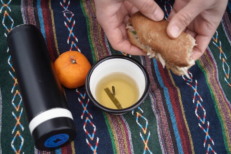 朝ごはんは浜辺で食べることも。