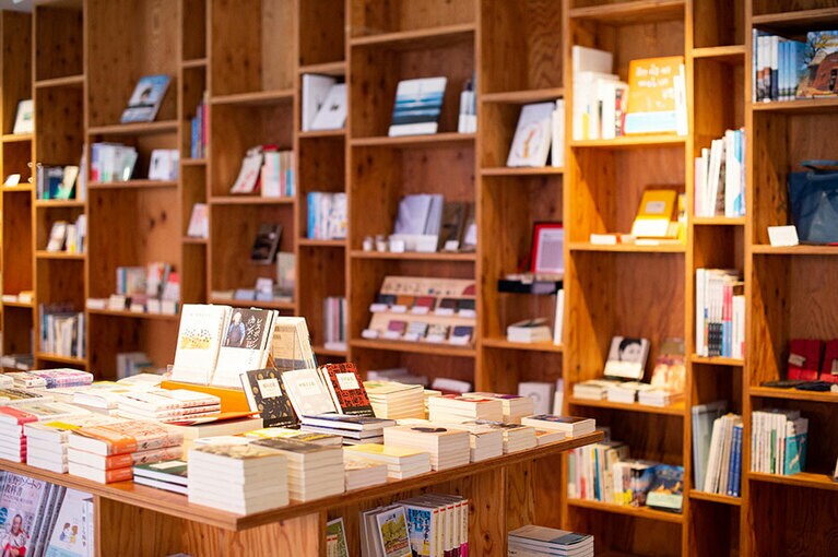 ワインサーバーから選んだワインは、店内のカウンターでじっくり飲むもよし、隣接するブックス＆カフェでワインにまつわる本を探しながら飲むもよし。