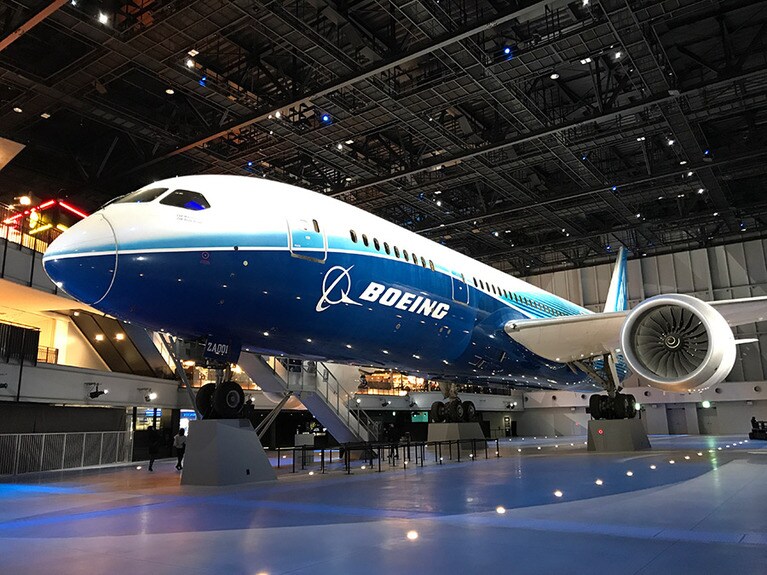 1階の「フライトパーク」では、本物の巨大な機体が出迎えてくれる。