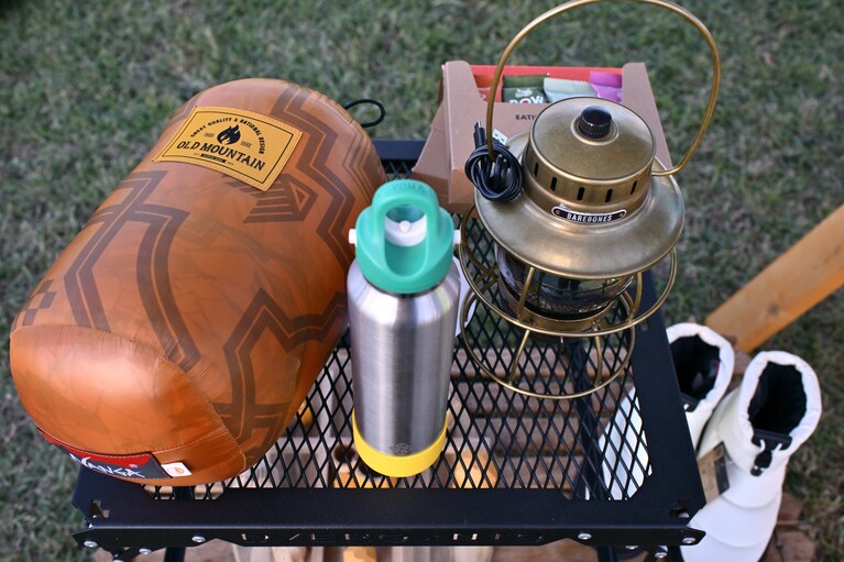 CREAのアウトドア特集で紹介されたグッズをはじめ、編集部おすすめのアイテムが展示された。