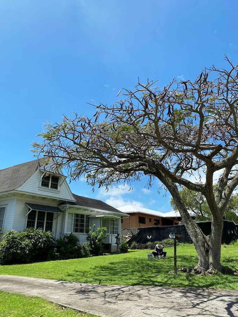 ハワイアン御用達「ラウハラ編み」のハットで庭いじりをするおじさん。年季の入った「おうち時間」で和む。