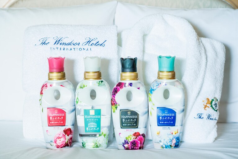 「レノアハピネス夢ふわタッチ」は新しいバリエーションである「ホテルセレクト ホワイトティーの香り」に加え、「アンティークローズ」「ヴェルヴェットブロッサム」「パステル フローラル」など、香りが全6種類。自分好みの香りを見つけられるのも嬉しい。