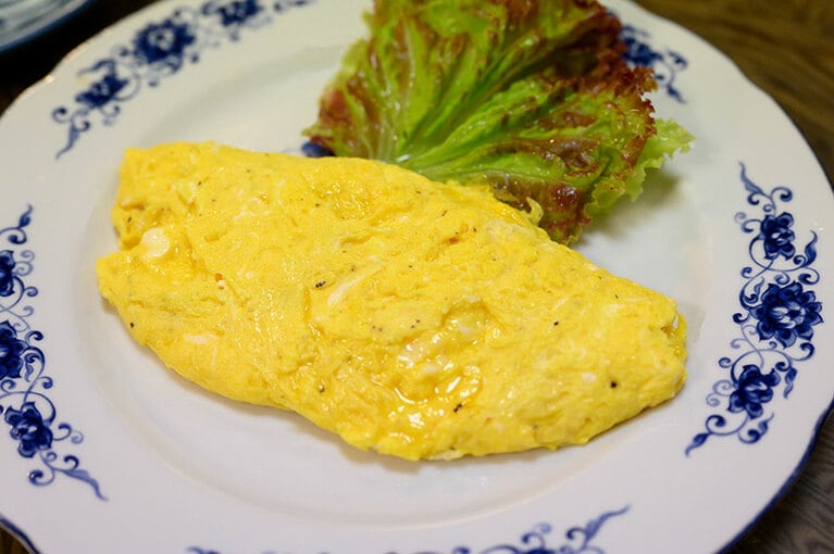 常連さんのリクエストで生まれた、やさしい味のオムレツ「ババ玉」。そんなエピソードを知ることができるのも、OMOレンジャーと一緒だからこそ。