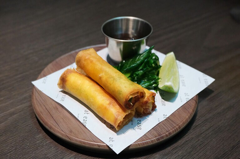 品質や味の良さから、世界中のシェフから人気の高い「天使の海老」。at easeでは春巻き仕立てになっています。