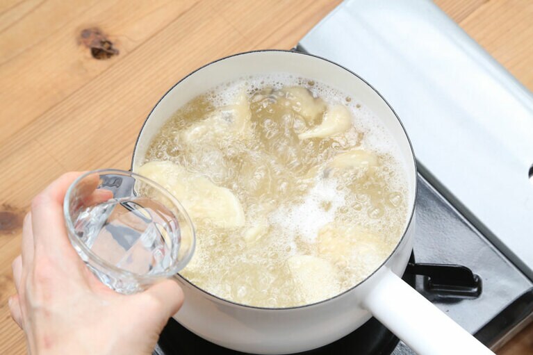 びっくり水(分量外)を入れる。