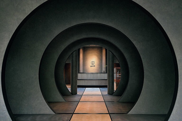 マリーナにあるチェックインラウンジ。優雅な空間で、すでに旅のもてなしは始まっている。