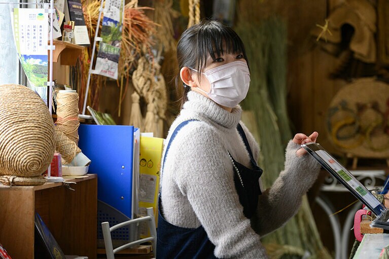 七島藺の歴史なども教えてくれる岩切千佳さん。