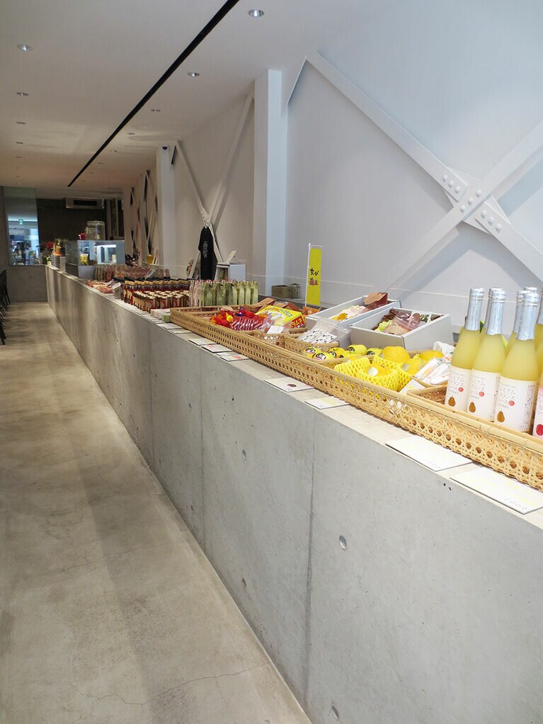 店内。商品が並ぶカウンター。