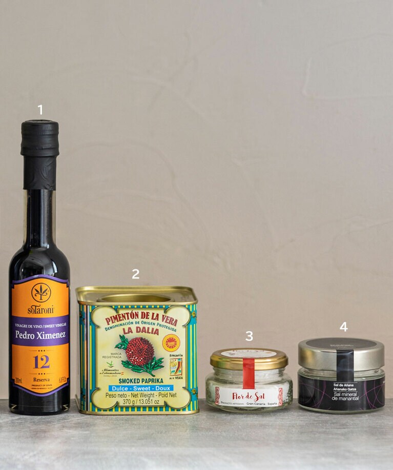 1：ソタロニのペドロ・ヒメネス・ビネガー 12年熟成 375ml 2,376円／白井松新薬 
2：ラ・ダリアの薫製パプリカパウダー ドゥルセ(甘口) 370g 2,592円／白井松新薬 
3：SAL MARINA TOKYOのFlor de Sal(塩の花) 70g 2,450円／SAL MARINA TOKYO 
4：コンディメント・メディテラネオのアニャーナ 泉の岩塩 135g 1,296円／コンディメント・メディテラネオ