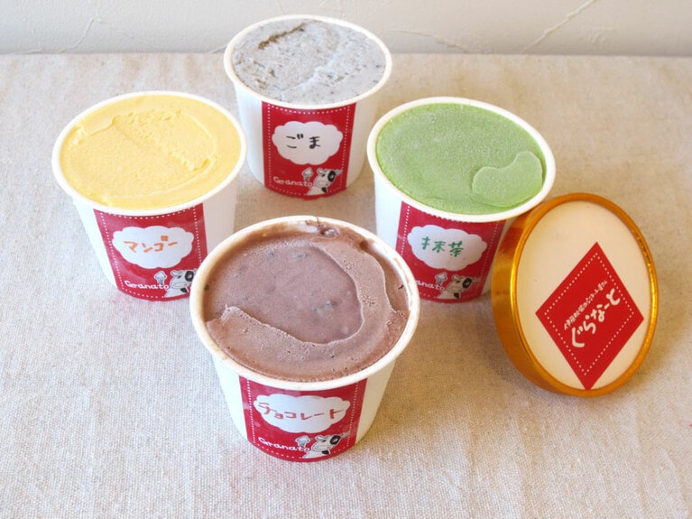 TAKEOUTカップ。各345円。手前から時計回りで「チョコレート」「マンゴー」「ごま」「抹茶」。