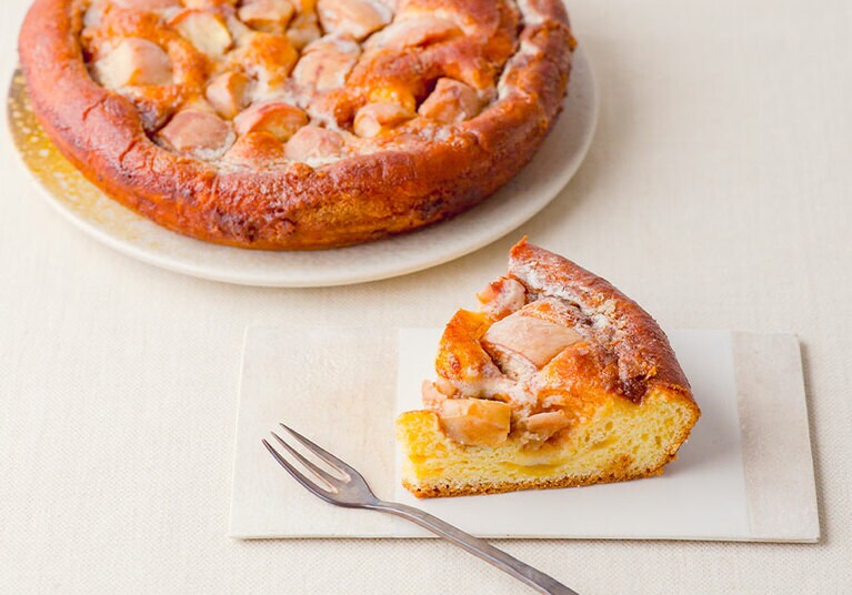 ブリオッシュ カネル・オ・ポム 350円(1/6カット)、2,100円(ホール)／ル・ブーランジェ・ドゥ・モンジュ