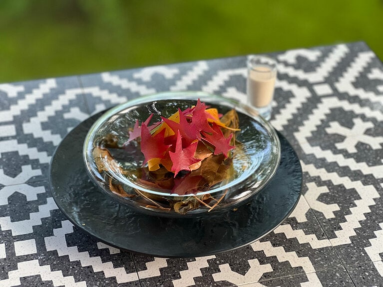 「2023秋 森のデザートセット 長江桂子氏の世界 落ち葉～アールグレイとチョコレート、洋梨のハーモニー～」3,300円（サービス料別途）。飲み物（コーヒー、紅茶、またはハーブティー）付き。