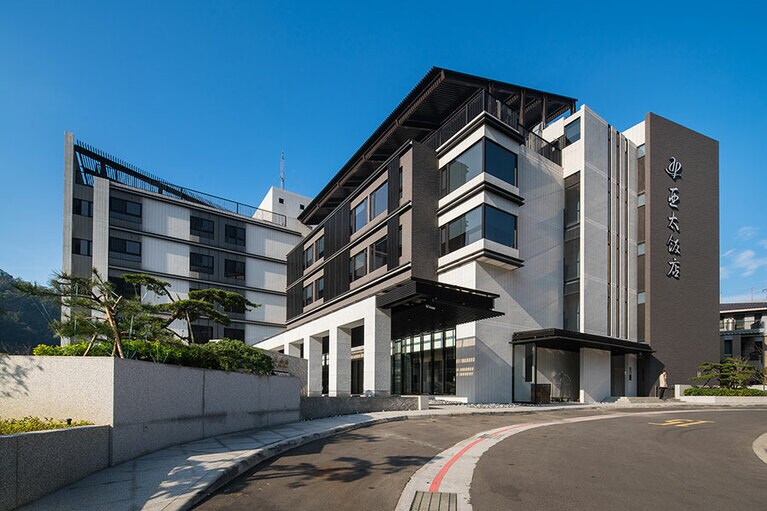 黒と白を基調としたモダンな雰囲気の「北投亞太飯店(北投アジアパシフィックホテル)」。