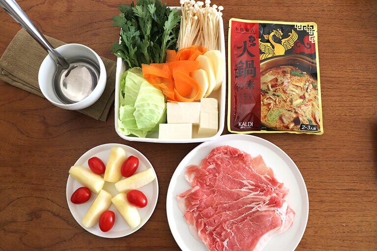 材料。白菜もいいけど、煮崩れしにくい冬キャベツが好み。