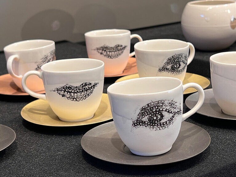 もっとも人気のコーヒーカップのシリーズ。唇のイラストは、コーヒーを飲むときに自分の口のように見えるトリッキーなデザイン。