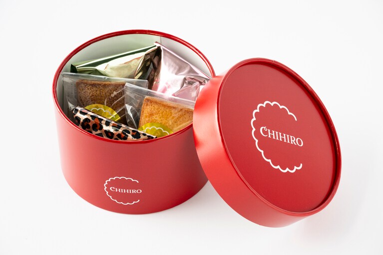 【ちひろ菓子店】赤いギフトBOX 　2,200円。