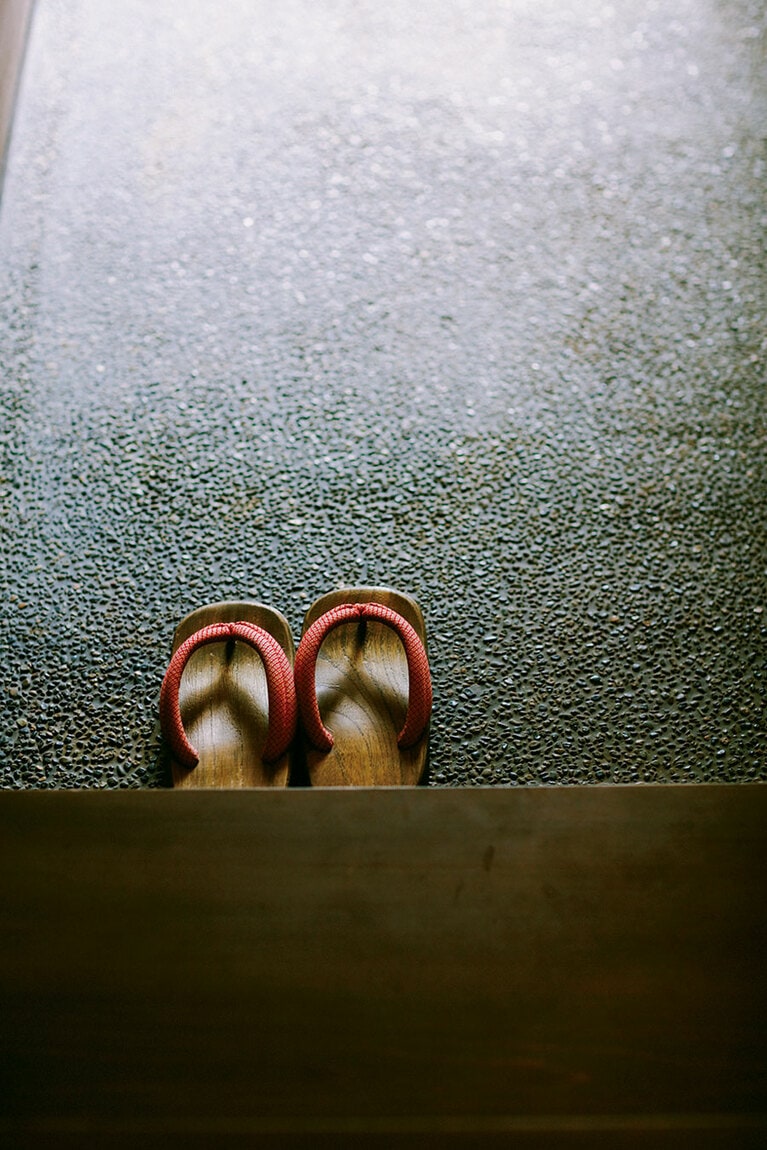 【山みず木別邸 深山山荘】食事や温泉に行く時は下駄で。Photo: Yoshikazu Shiraki