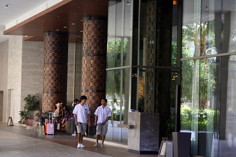 ヤシの木を彷彿させる太い柱が印象的なエントランス。