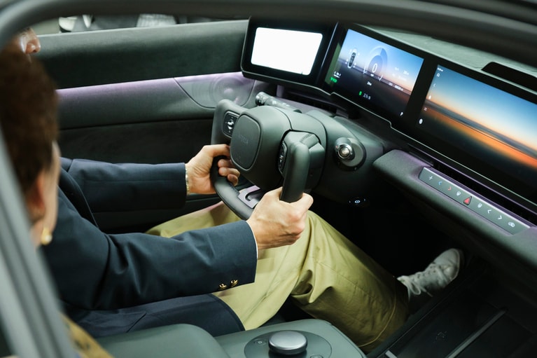 特徴的なヨークステアリングを実際に手に取って体感。「フィットしますね」と松浦さんも握り心地に思わず頷く。