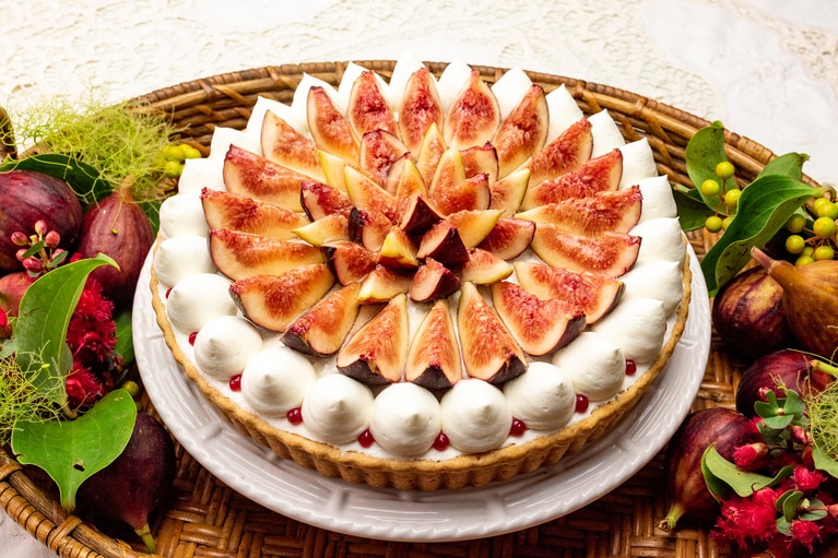 カットされたイチジクとクリームが華やかな印象をもたらす「イチジクのタルト ～ショートケーキ風～」。