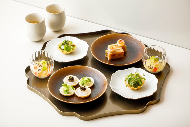 ホワイトアスパラガス、そら豆、さくらんぼなどの美食材を生かした、満足感のあるセイボリープレートのイメージ。ペアリングは、大和当帰とイブキジャコソウのブレンドティー。