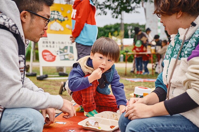 キッチンカーではチャムスオリジナルスパイスを使ったポテトが食べられる。